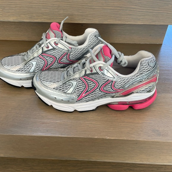 Aetrex Women’s RX Runner Athletic Shoes Wide Width in Grey/Cranberry - Picture 3 of 6